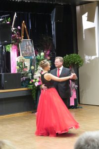 Anna-Lena eröffnet den Ball mit ihrem Papa.